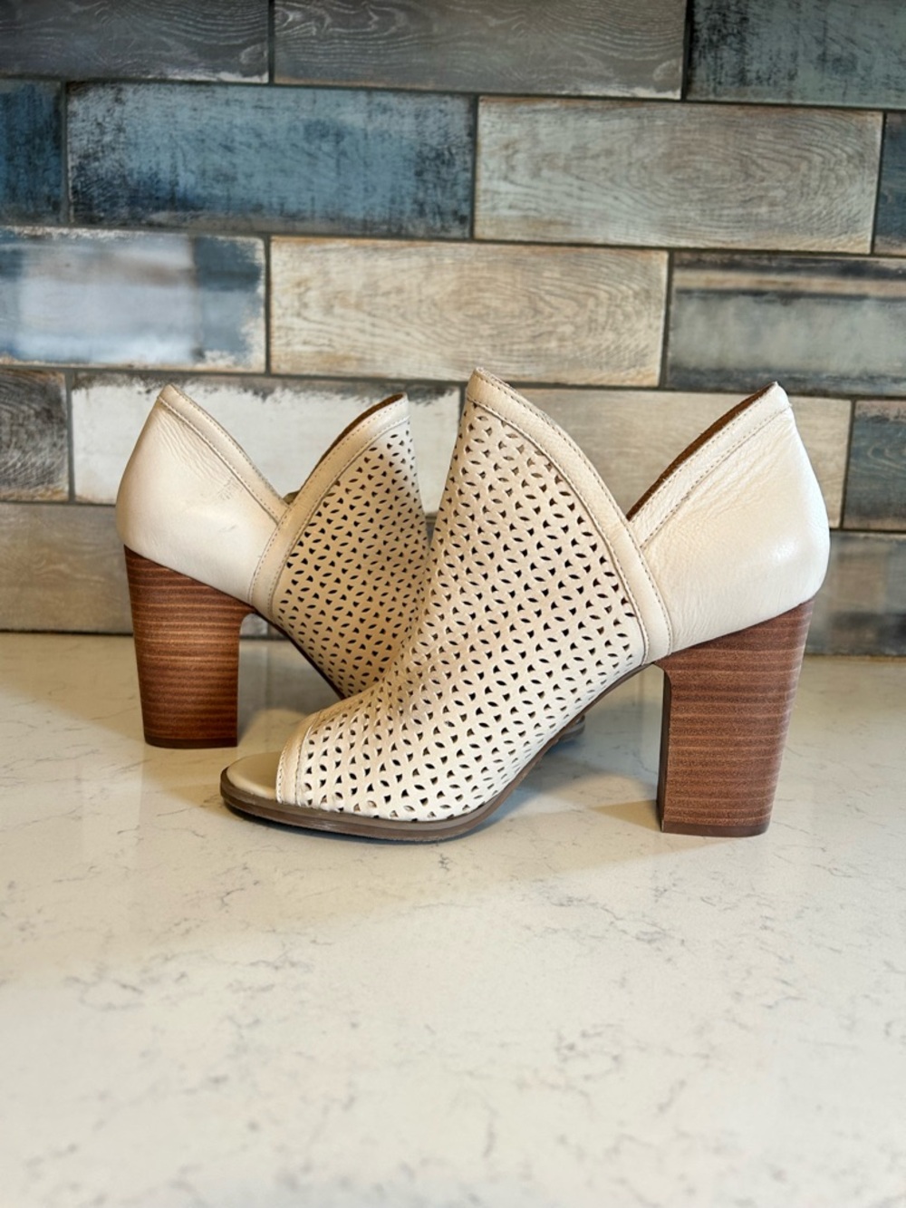 🍀Lucky Brand Ivory Leather Laser Cut Perforated Peep-Toe Block Heel Ankle Boots - Picture 5 of 15